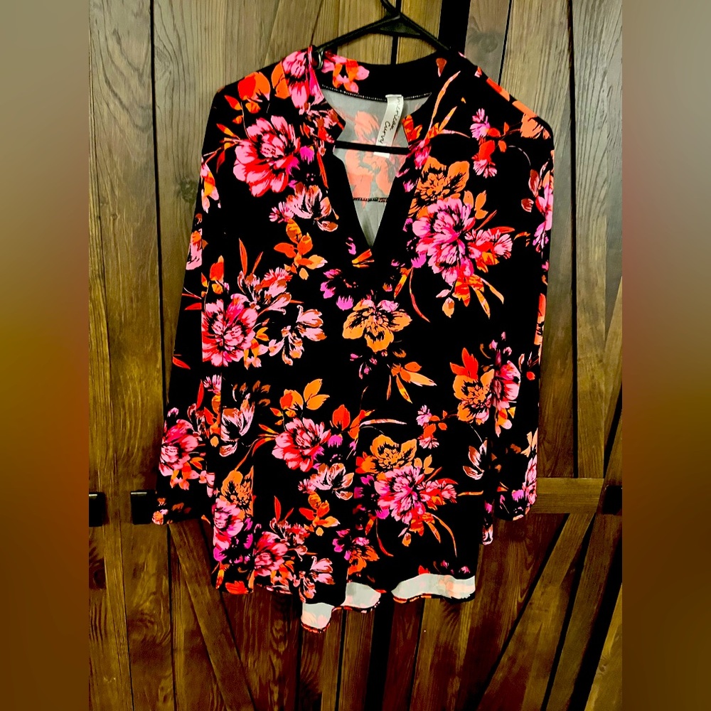 Beautiful flowered top. 1xl